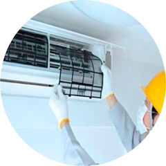 Técnico fazendo manutenção em split